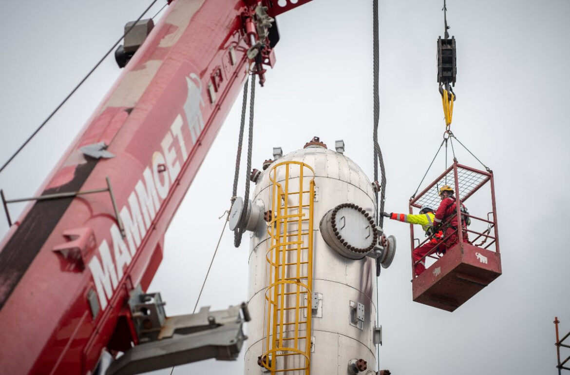 Installation of heavy-duty rigging on the sub-reactor.